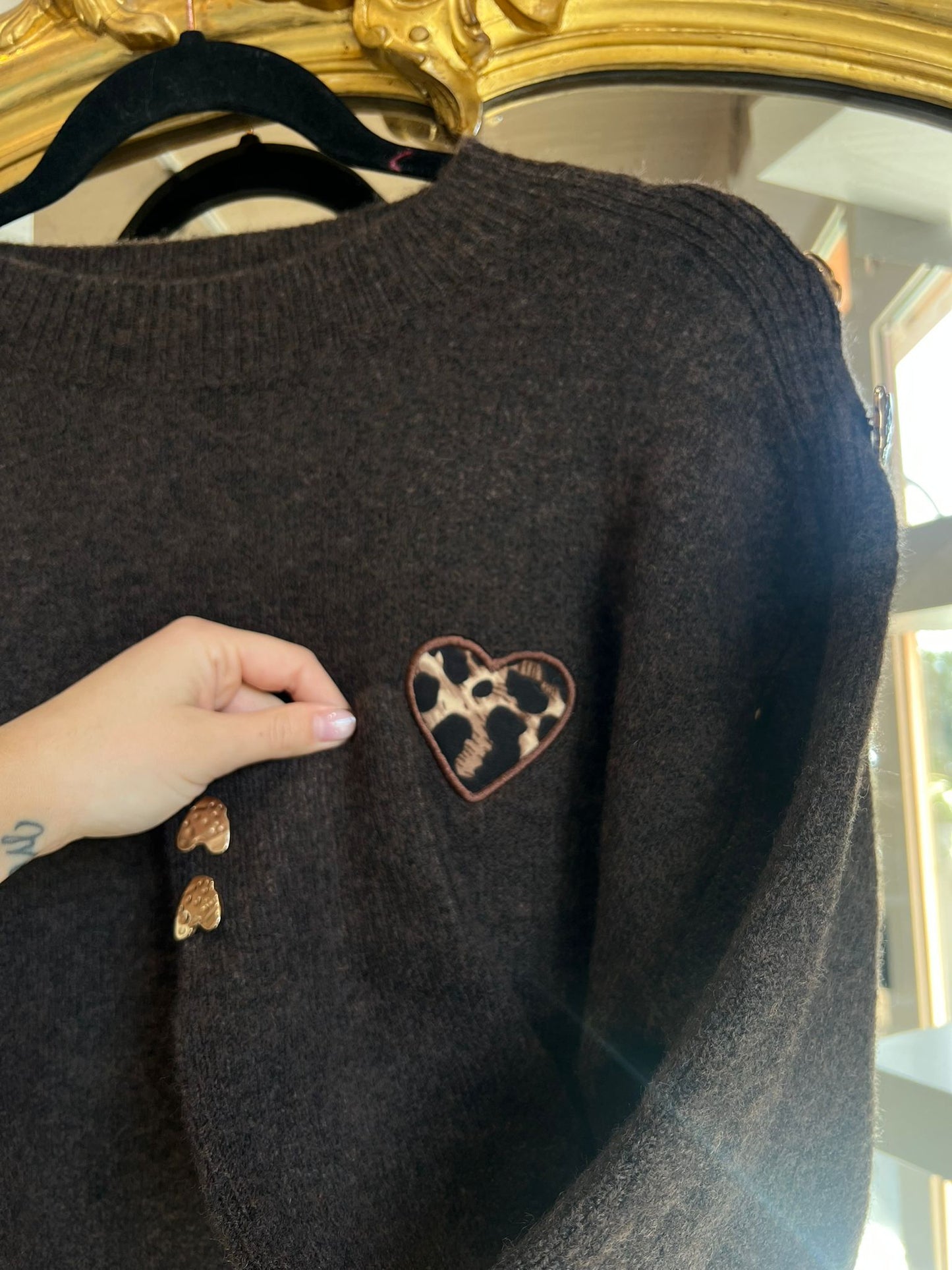 Maglione cuore con borchia