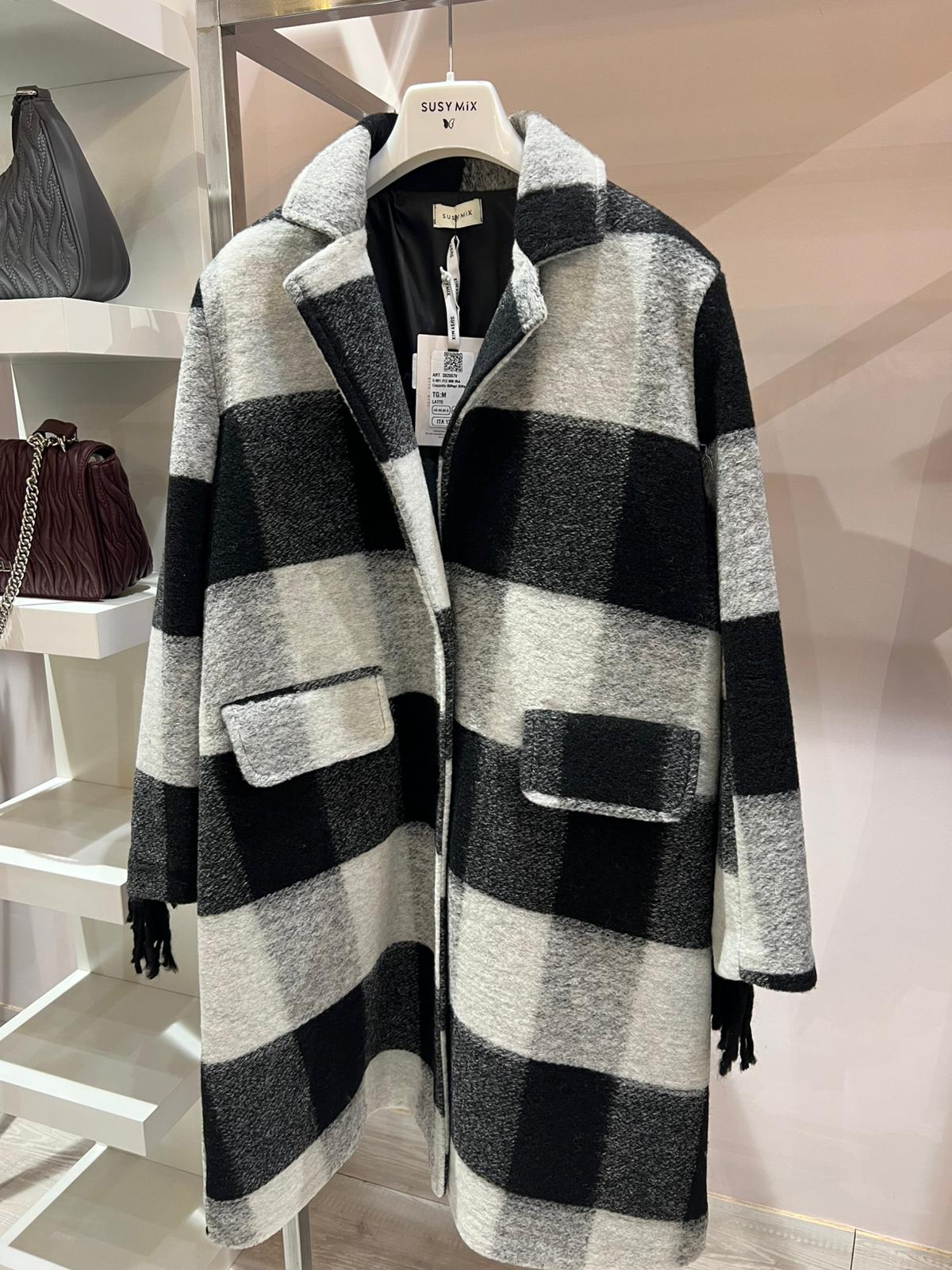Cappotto a riquadri bianco/nero con frange - 2067V