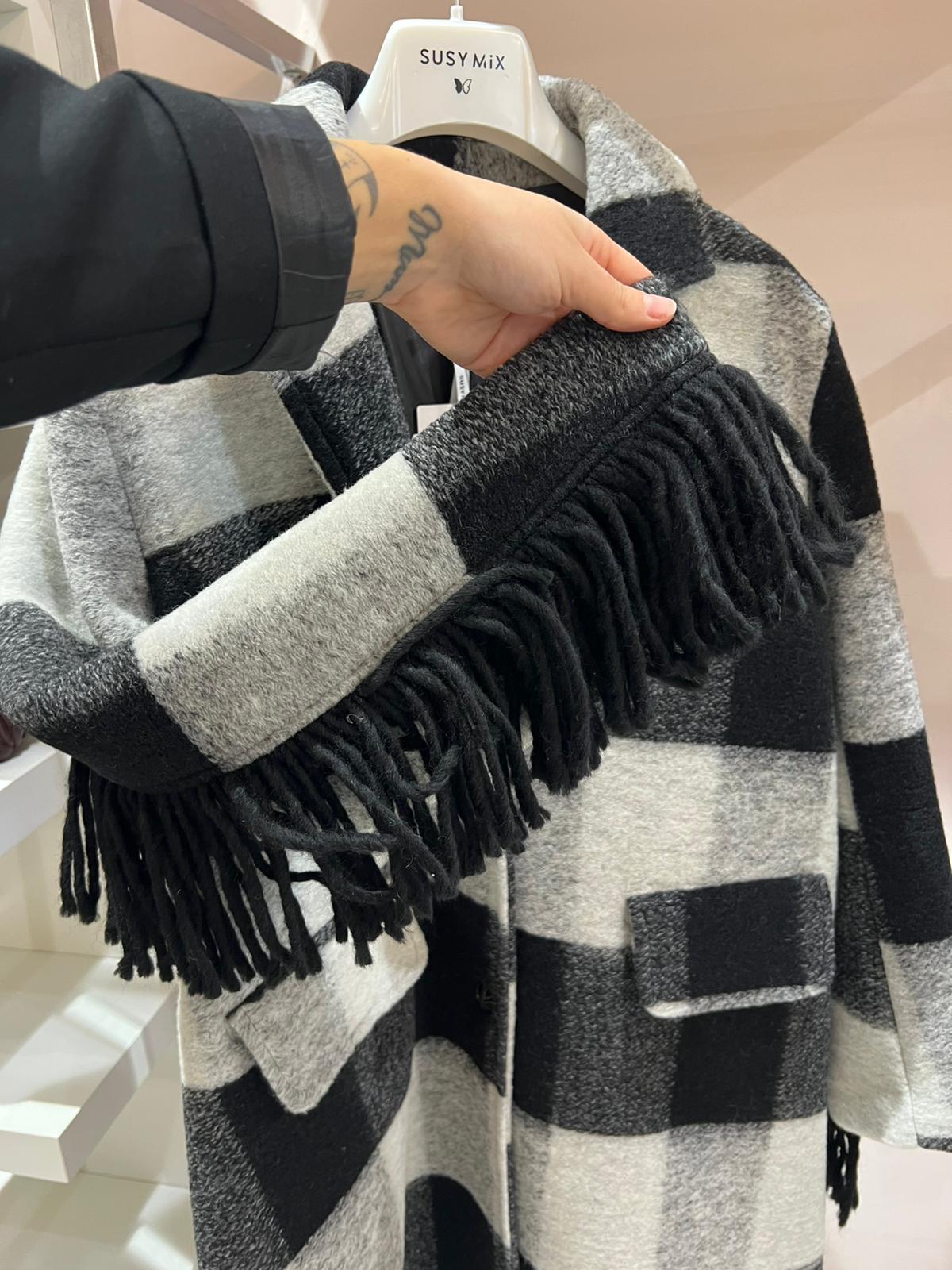 Cappotto a riquadri bianco/nero con frange - 2067V