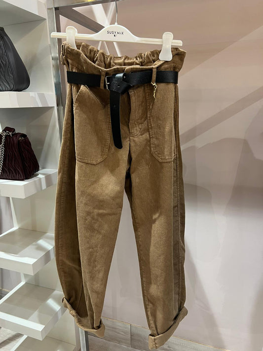Pantalone di velluto marrone chiaro con cintura nera