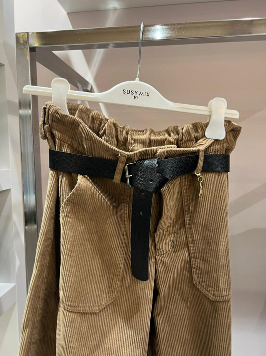 Pantalone di velluto marrone chiaro con cintura nera