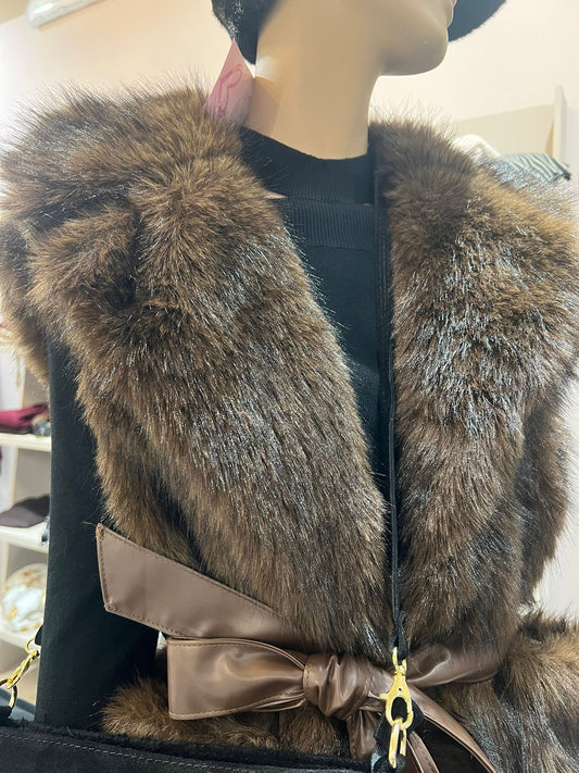 Eco pelliccia smanicata collo reverse con cinta morbida -GIL003