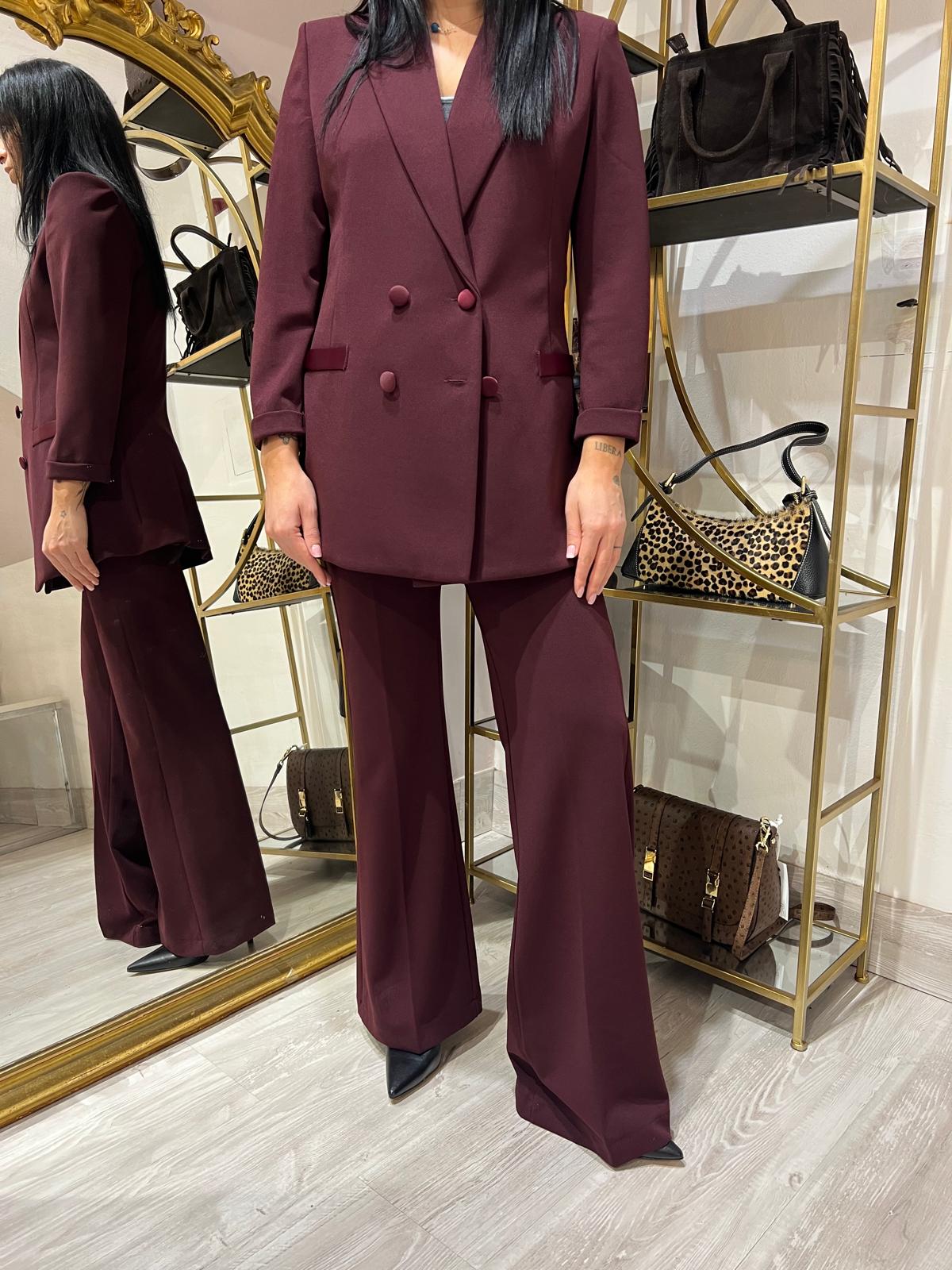 Tailleur impero con dettagli in raso