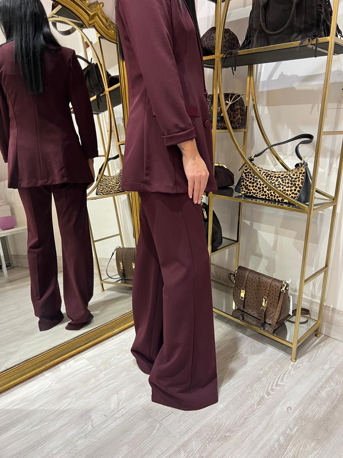 Tailleur impero con dettagli in raso