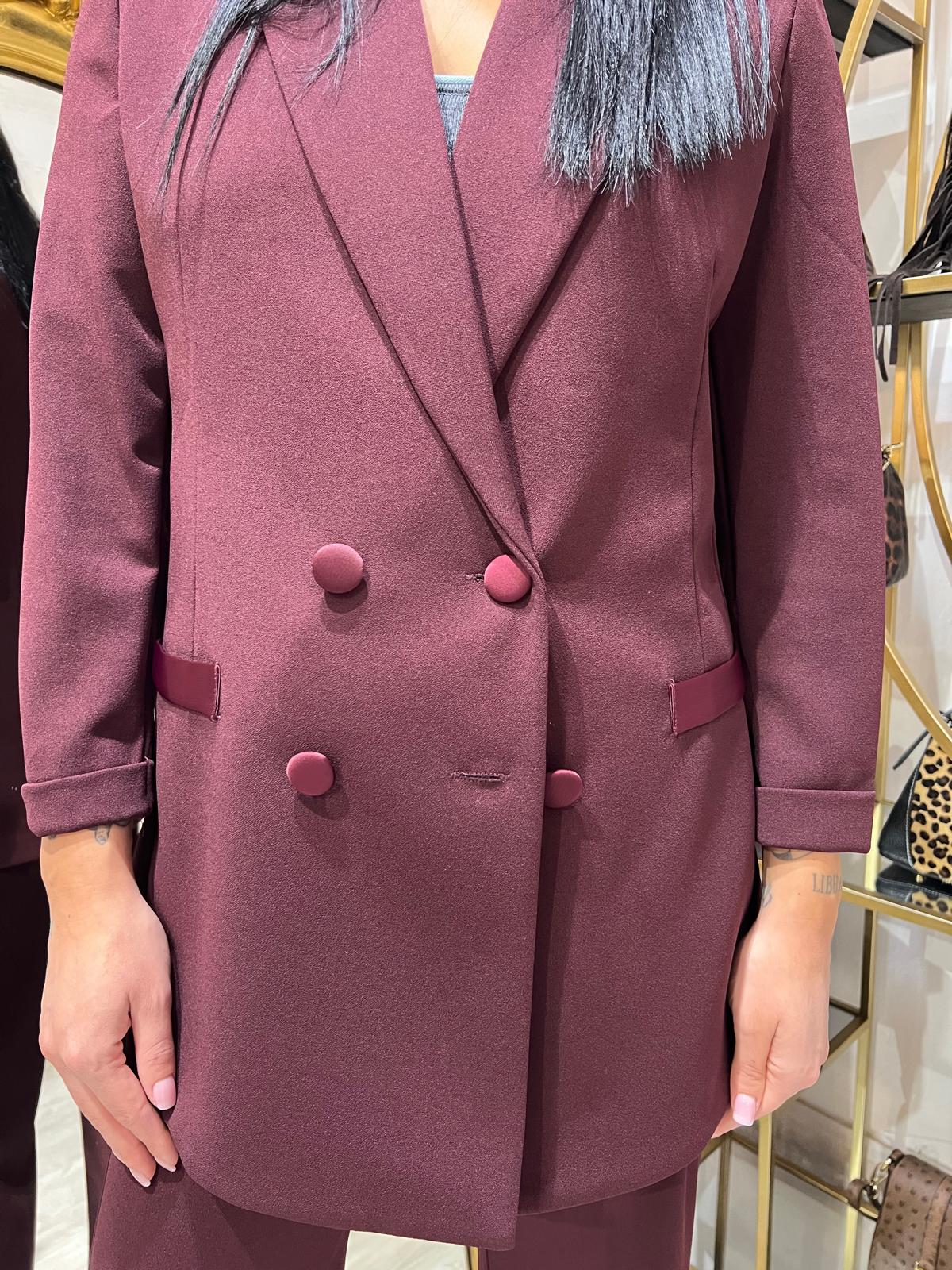 Tailleur impero con dettagli in raso