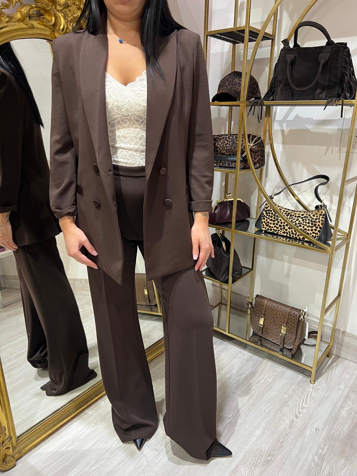 Tailleur impero con dettagli in raso