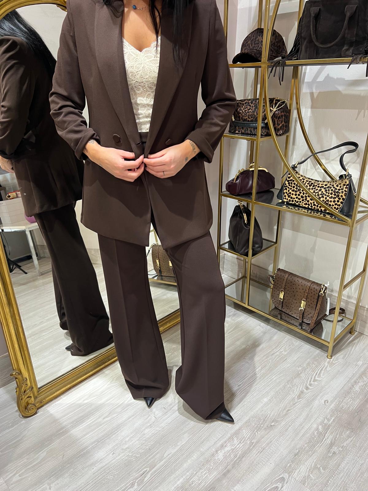 Tailleur impero con dettagli in raso