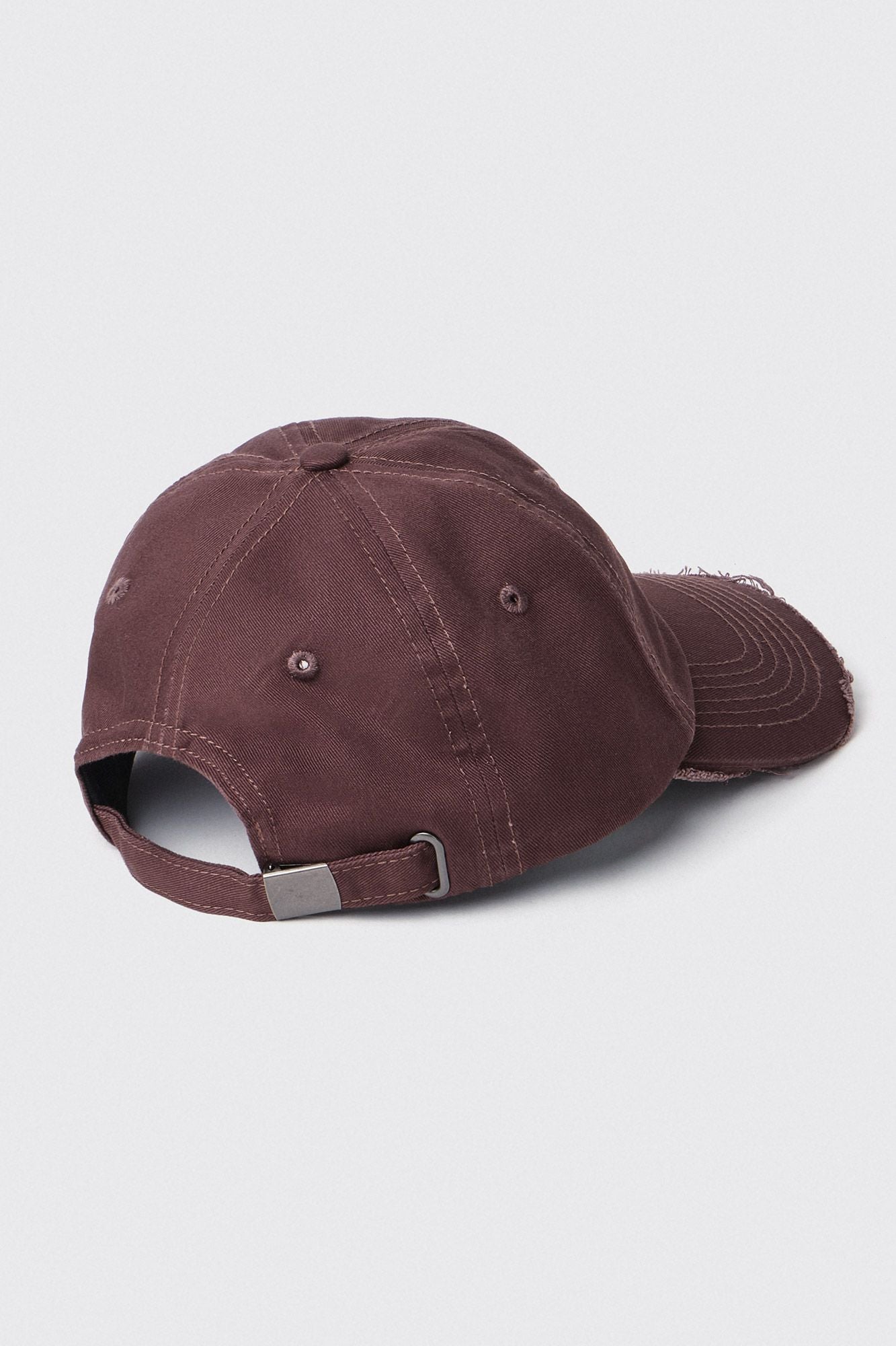 Cappellino con visiera sfrangiata marrone-GAACW02243