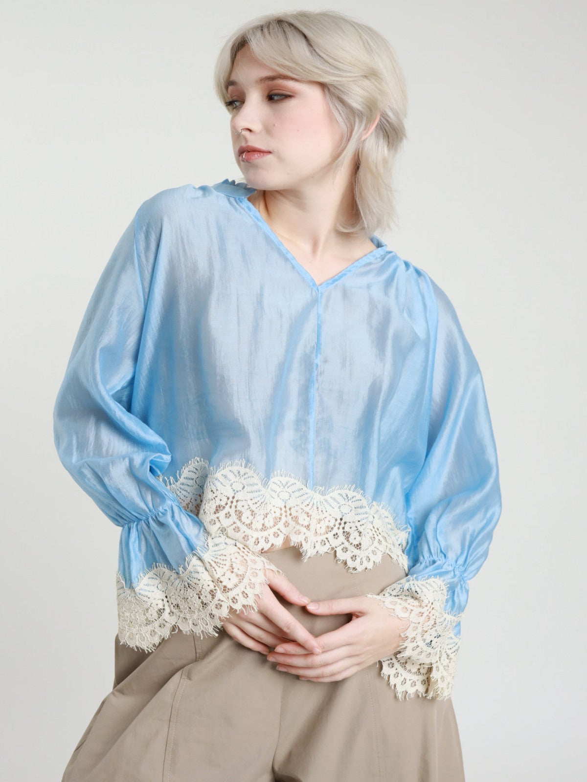 Blusa con pizzo celeste V_26180