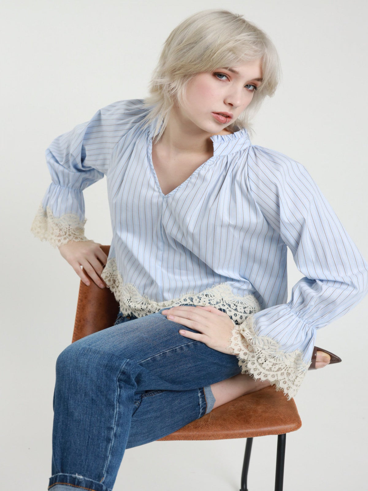 Blusa gessata con pizzo V_26180G