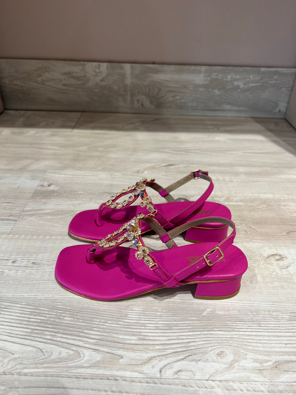 Sandalo infradito con tacco e accessorio multicolor fucsia -K58019