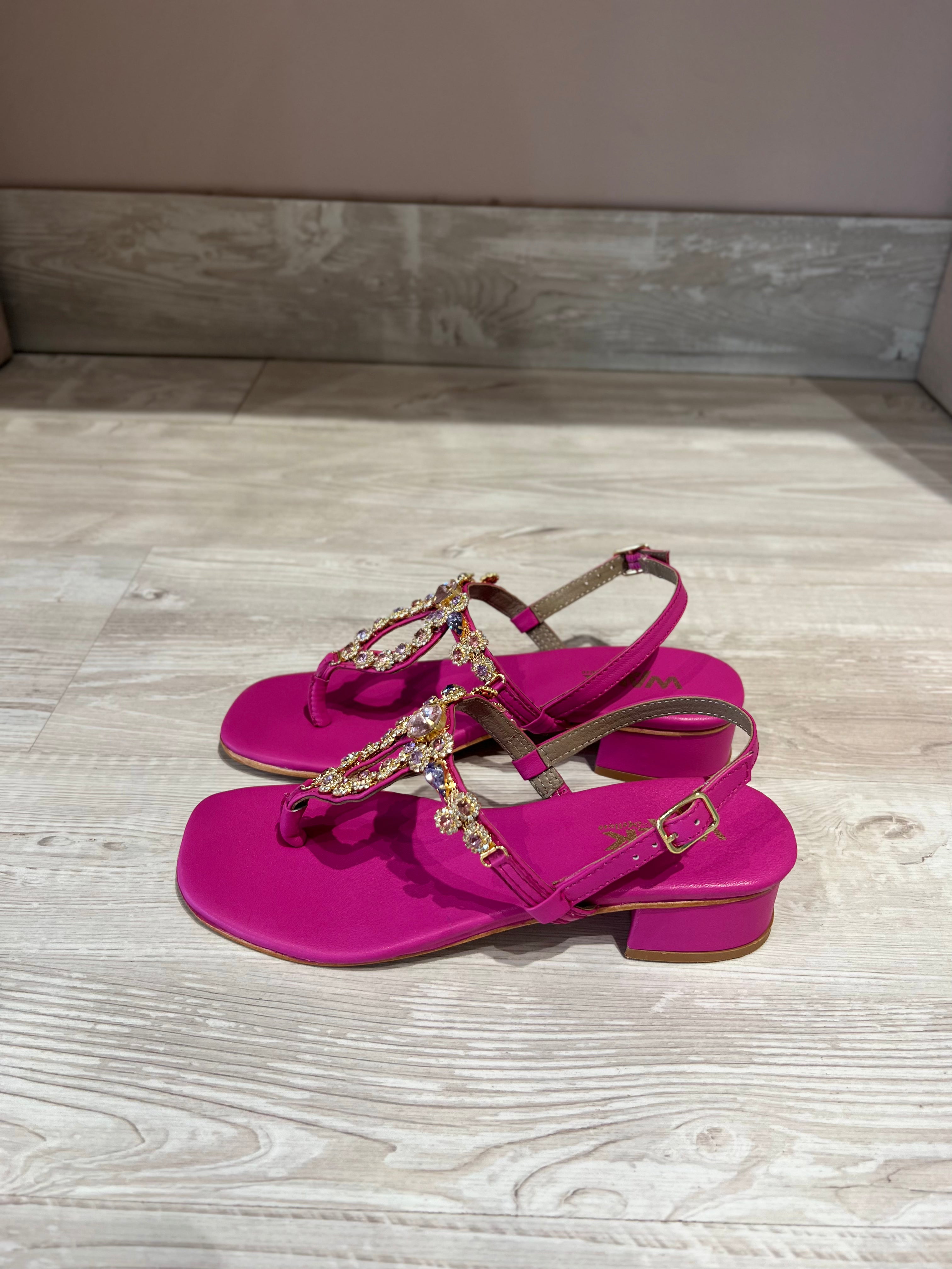 Sandalo infradito con tacco e accessorio multicolor fucsia -K58019