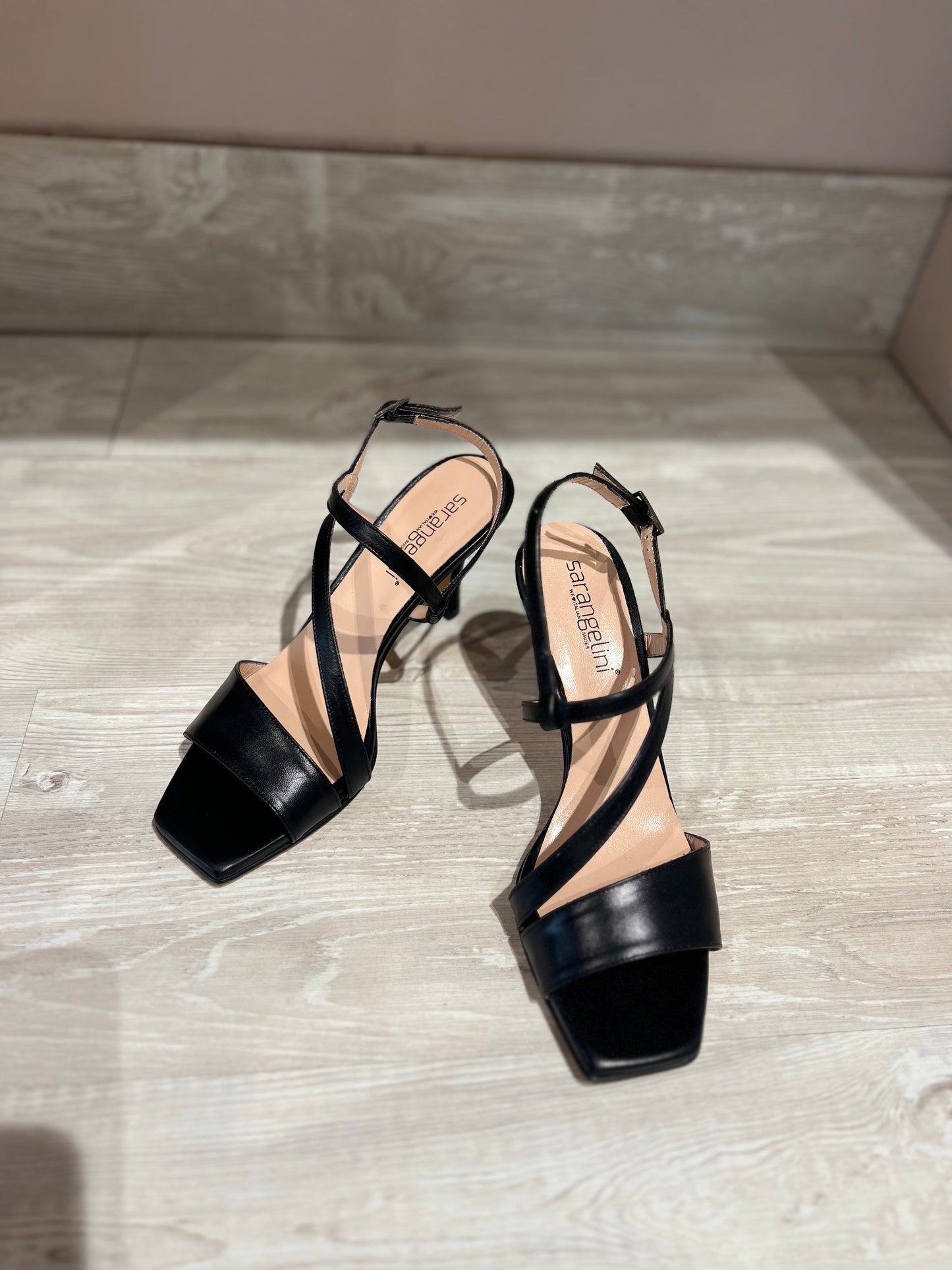 Sandalo con tacco asimmetrico in pelle nero - E23832N