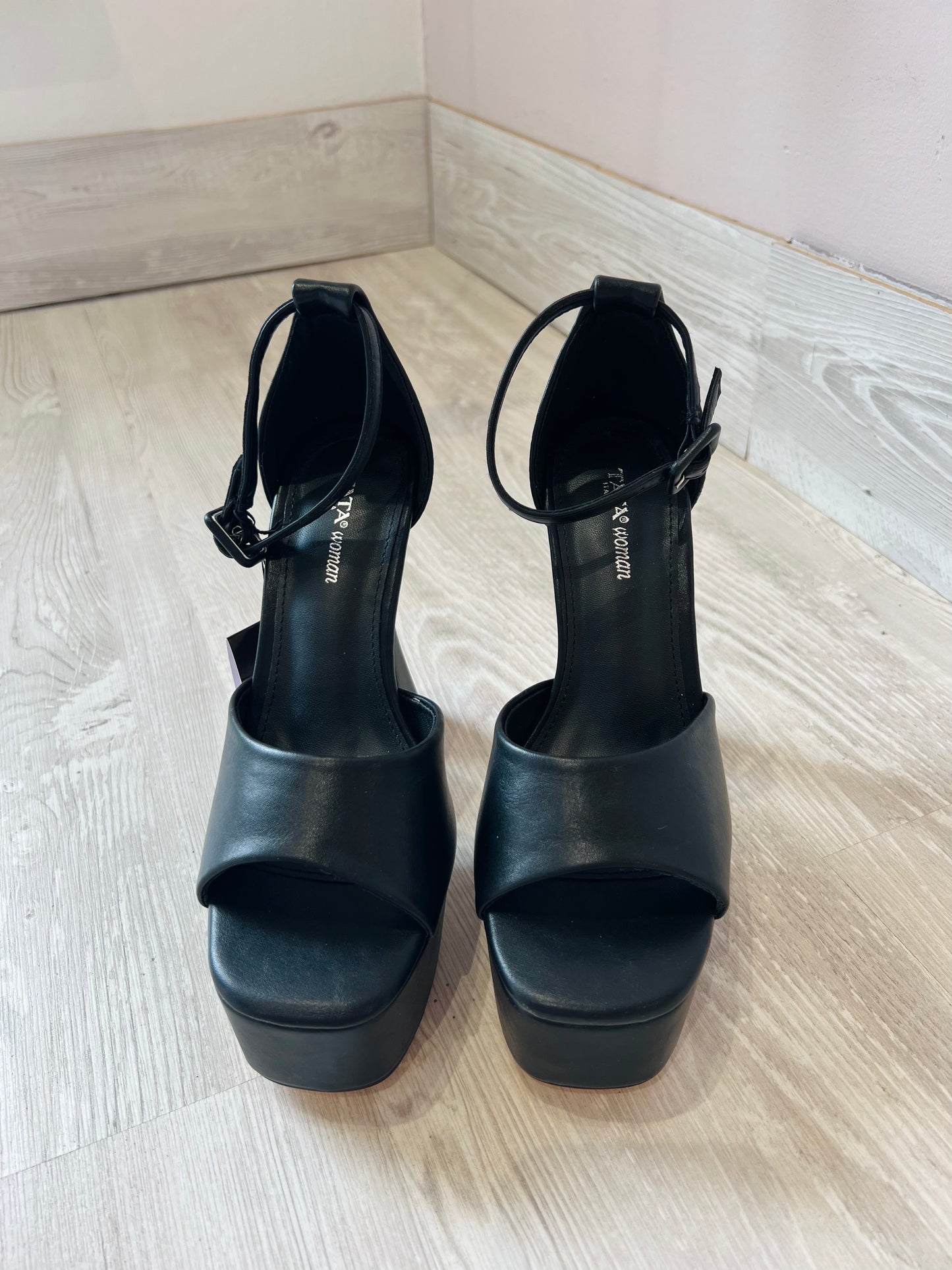 Sandalo plateau nero con tacco alto-DS2209