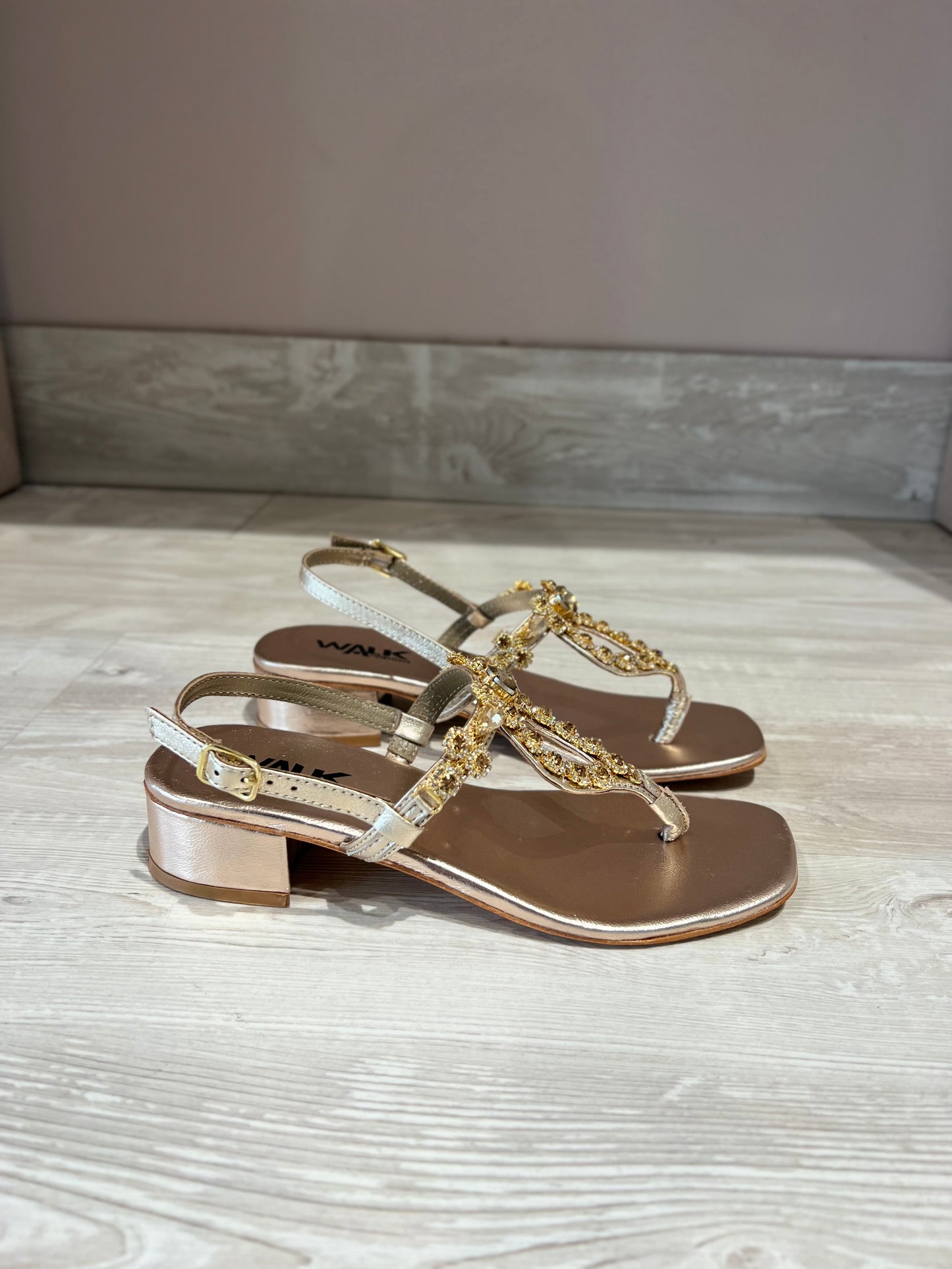 Sandalo infradito con tacco e accessorio multicolor oro -K58019