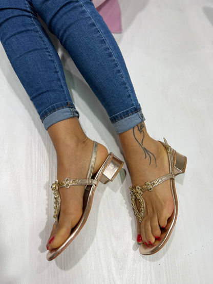 Sandalo infradito con tacco e accessorio multicolor oro -K58019