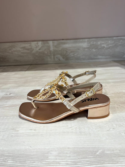 Sandalo infradito con tacco e accessorio multicolor oro -K58019