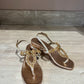 Sandalo infradito con tacco e accessorio multicolor oro -K58019