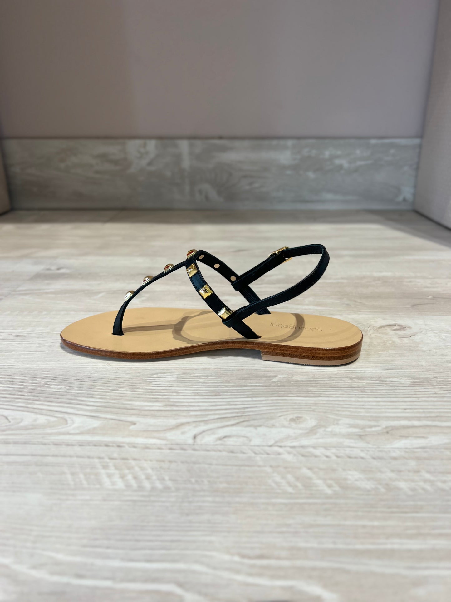 Sandalo cuoietto nero con borchiette-CS1221N