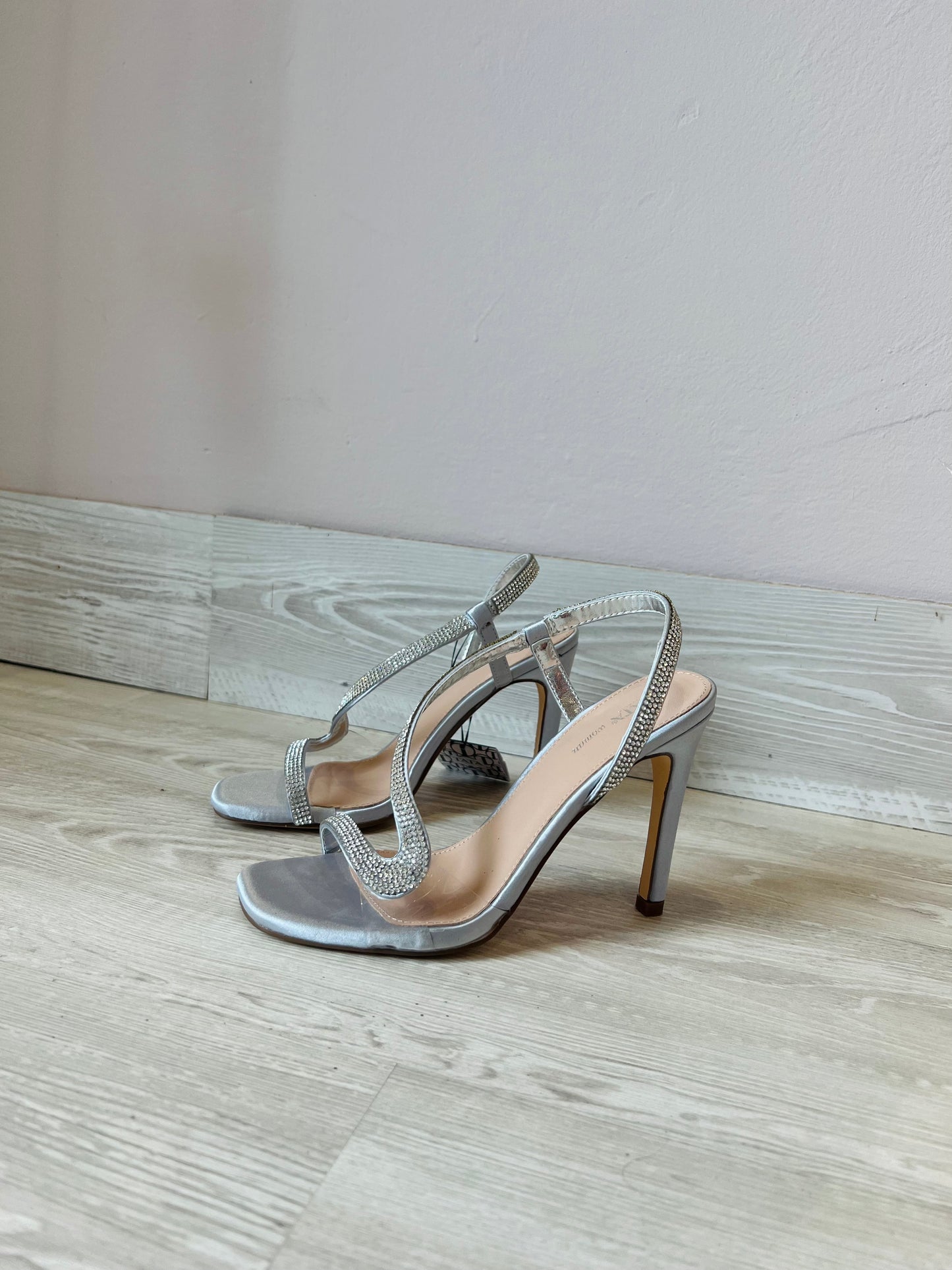 Sandalo con tacco asimmetrico raso argento e strass-DS935