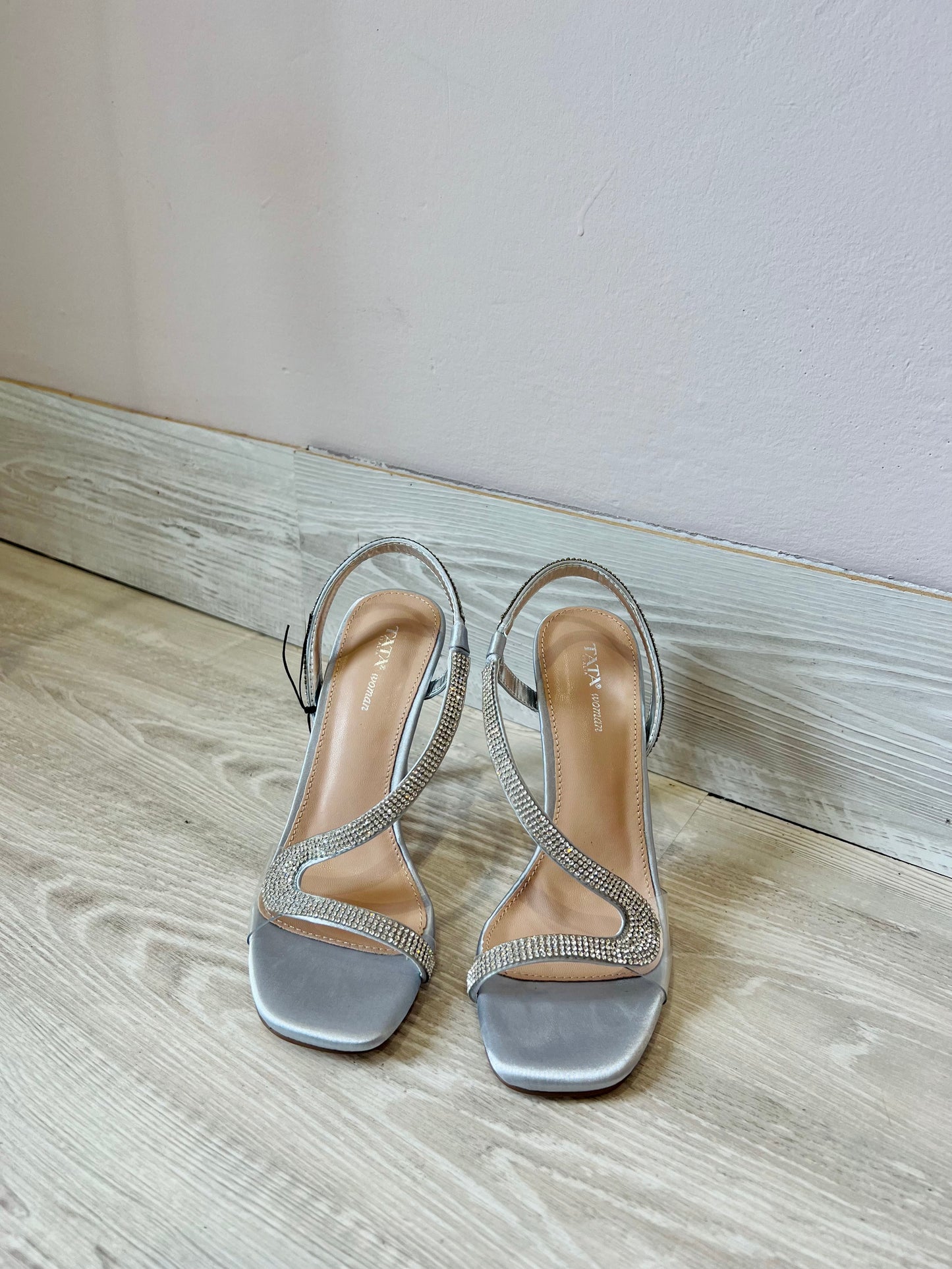 Sandalo con tacco asimmetrico raso argento e strass-DS935