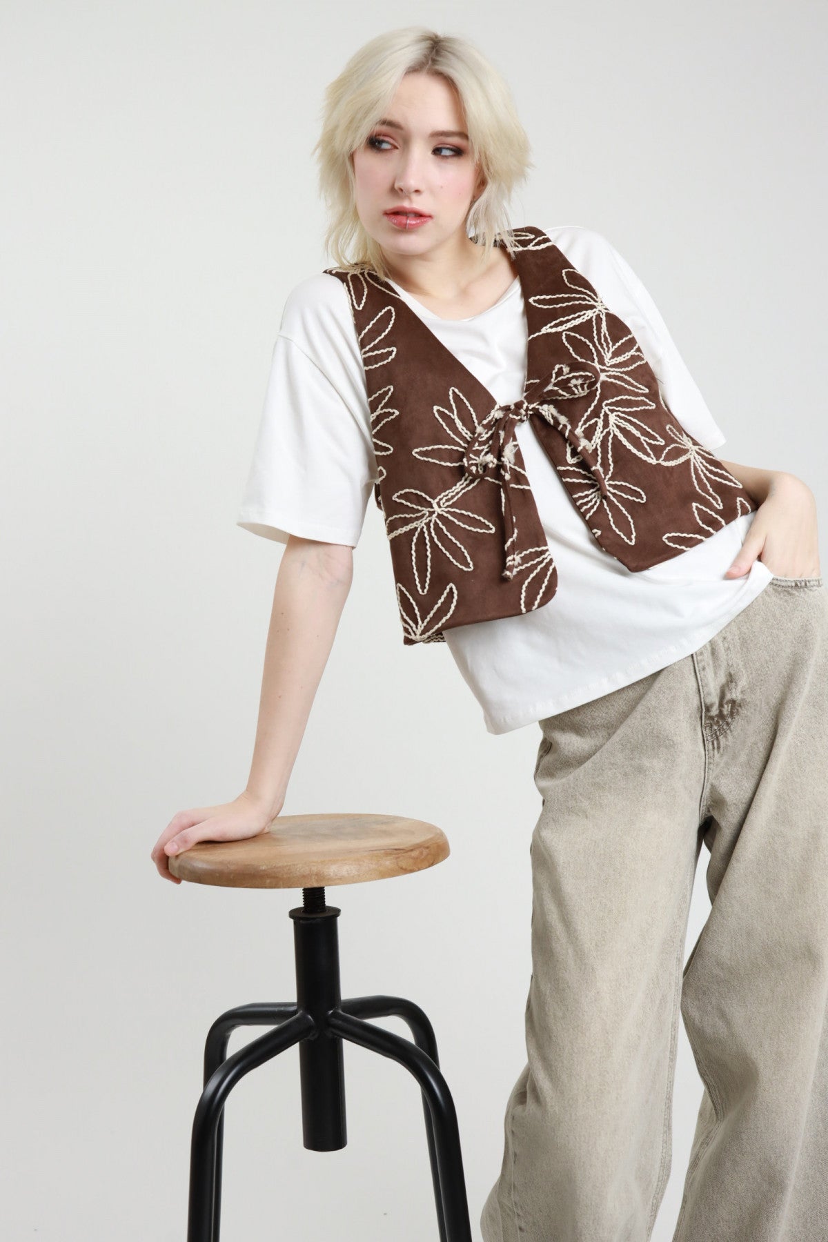 T-shirt bianca con gilet V_26143