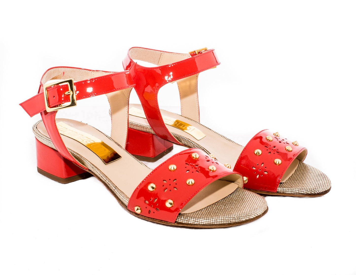 Sandalo in vernice corallo con borchiette oro tacco basso