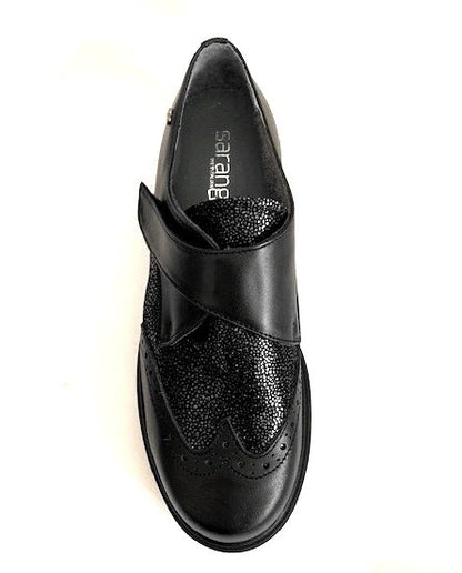 Scarpa con strappo