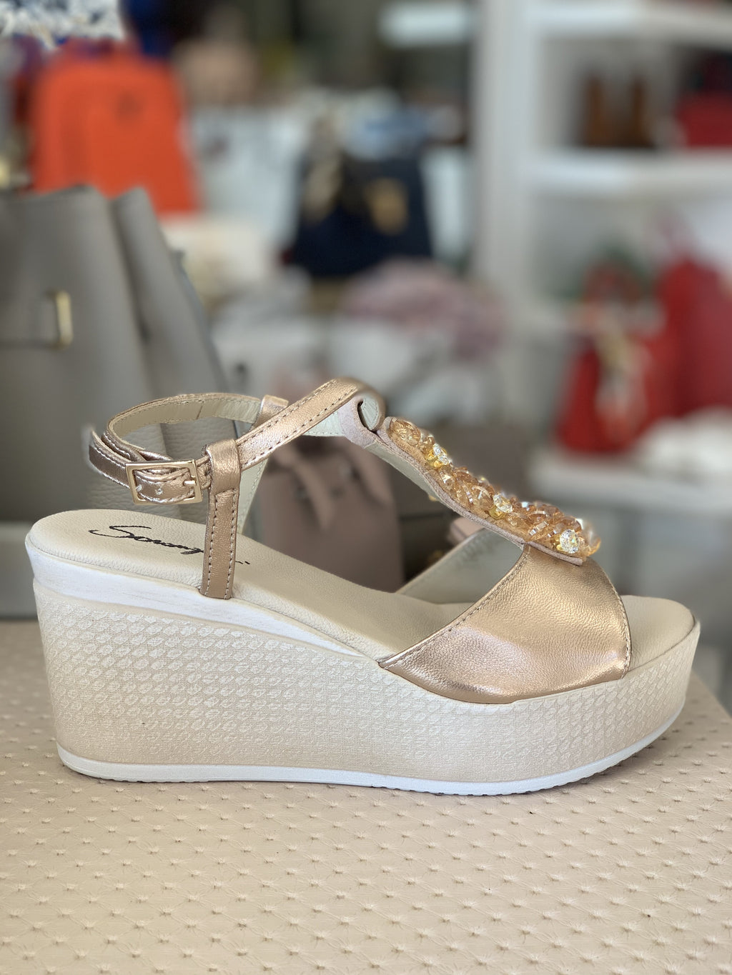 Sandalo platform colore champagne con strass