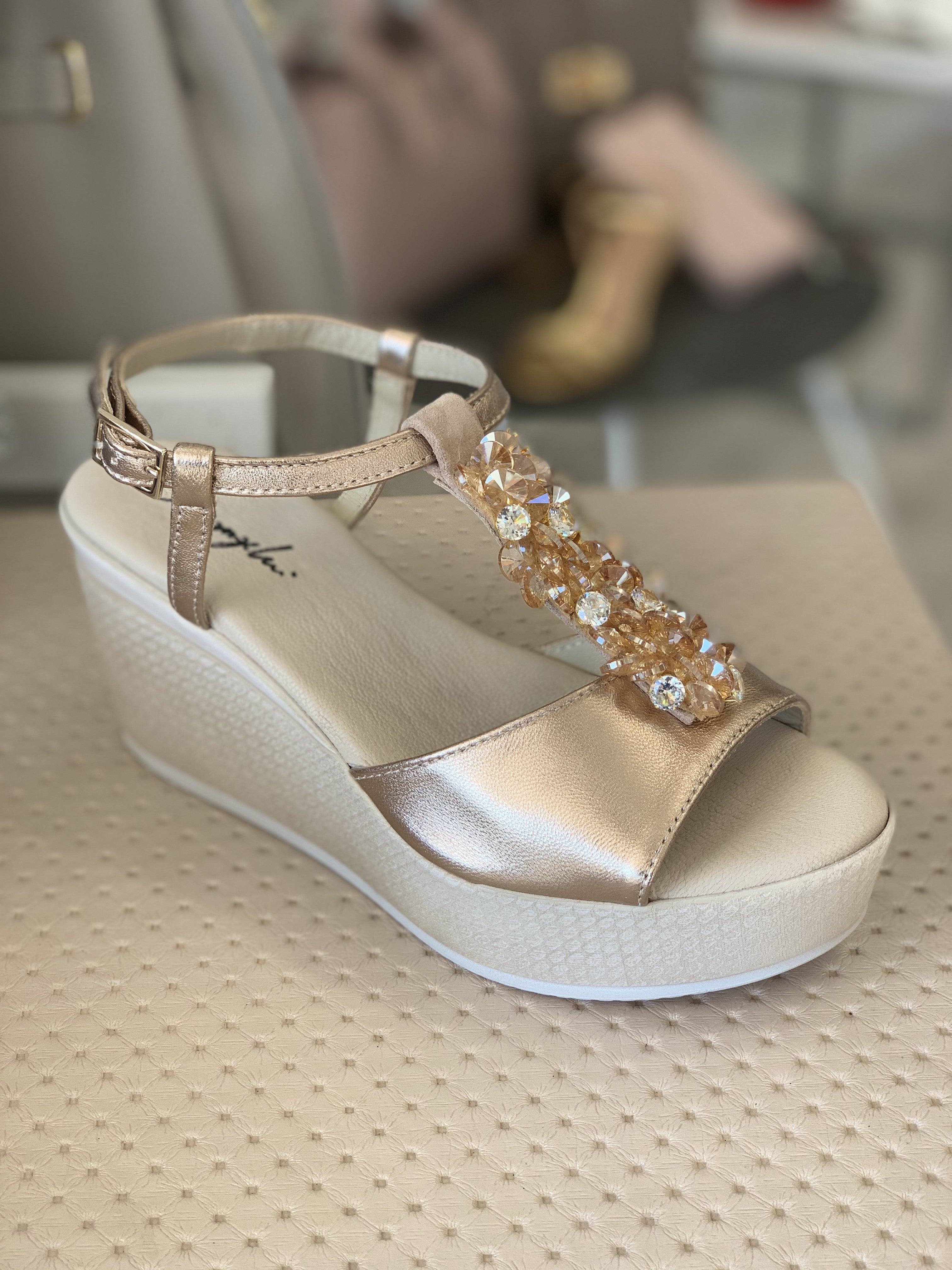 Sandalo platform colore champagne con strass