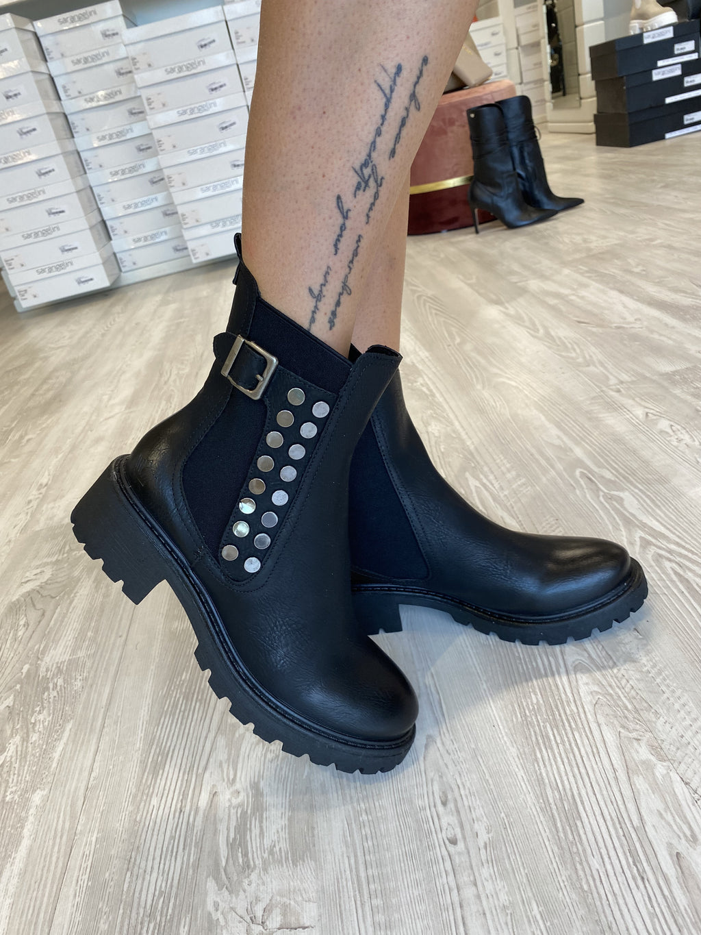 Stivaletto con borchie e fibbia laterale nero