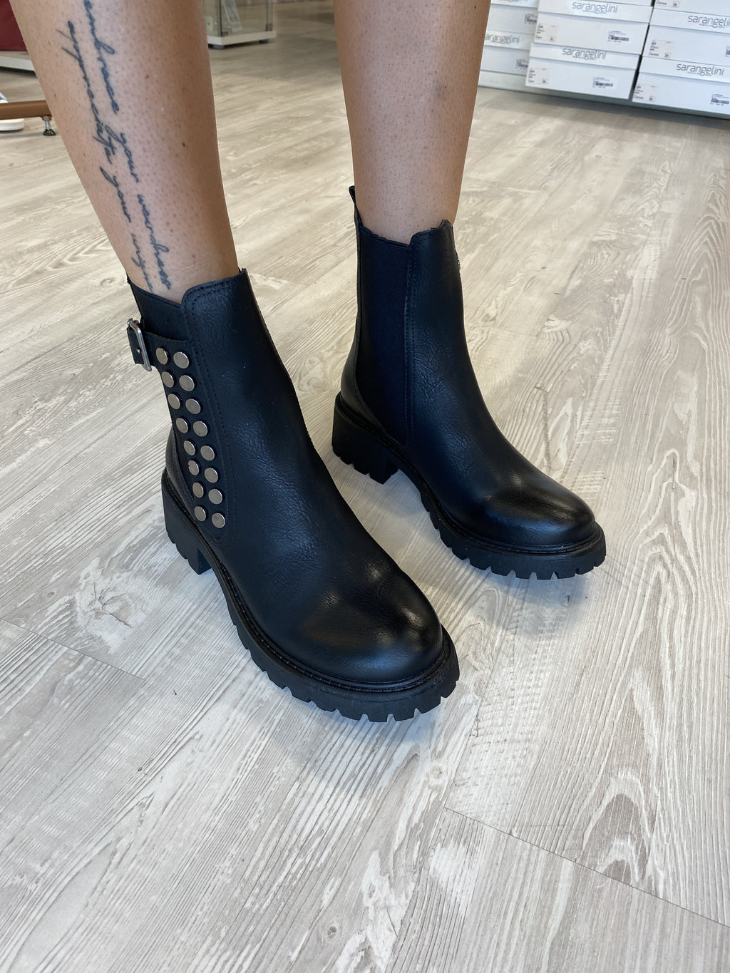 Stivaletto con borchie e fibbia laterale nero