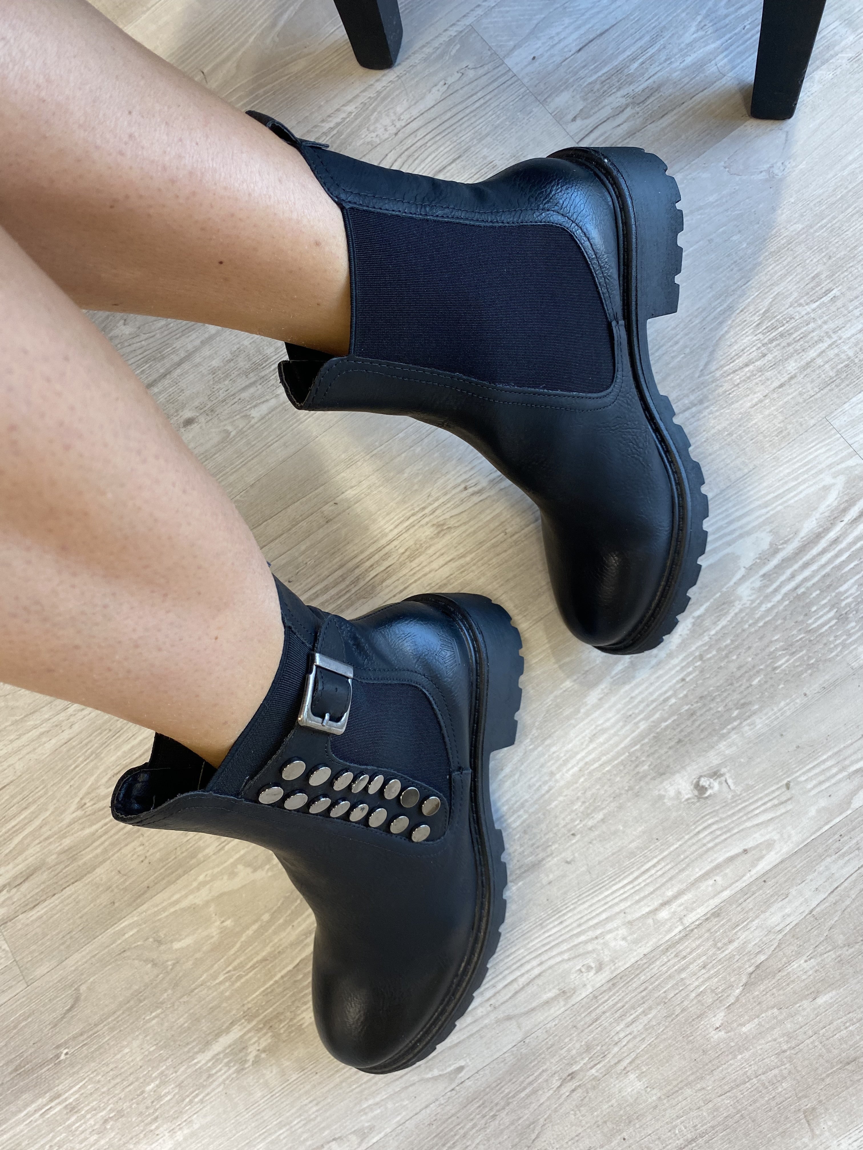 Stivaletto con borchie e fibbia laterale nero