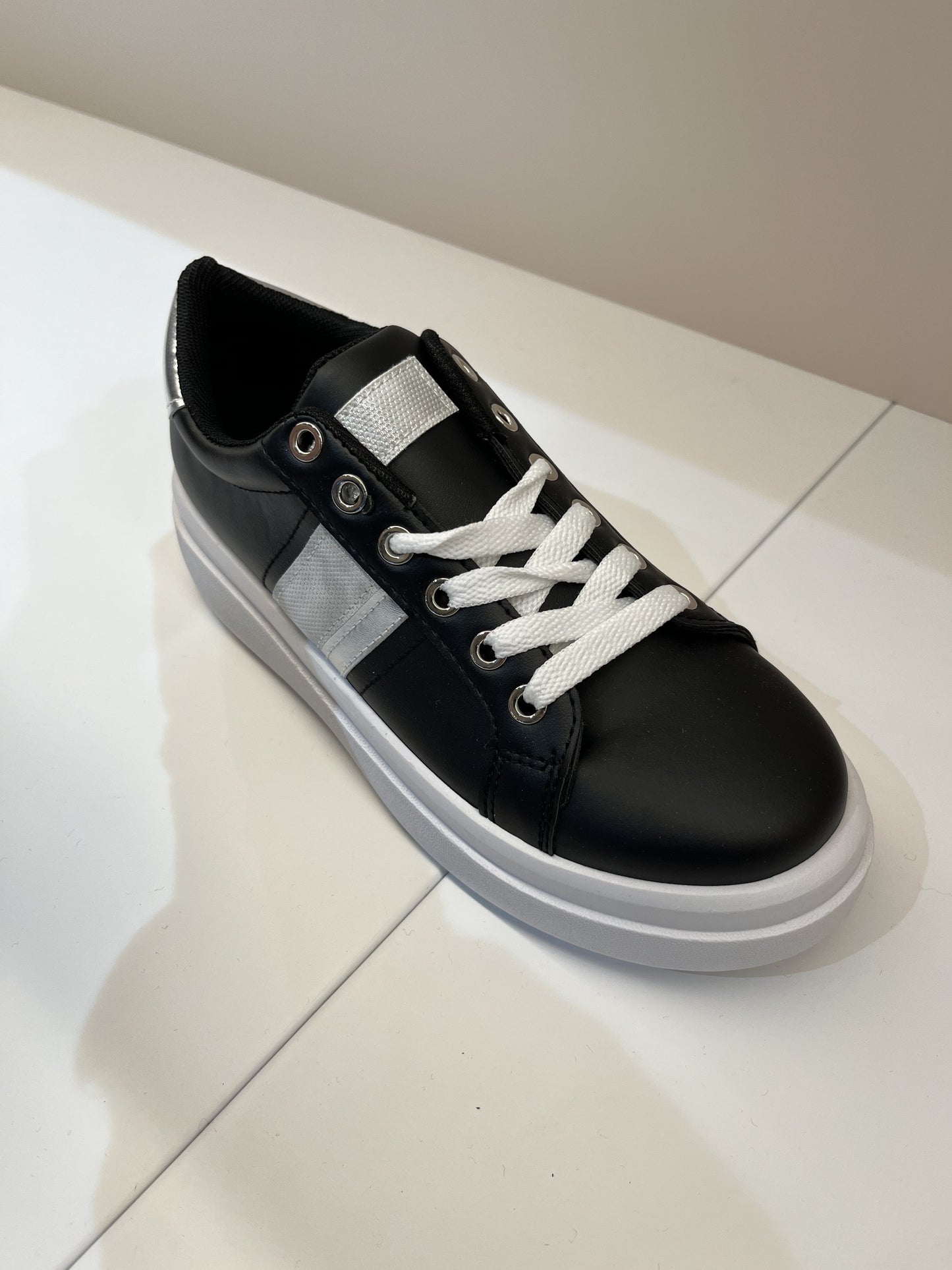 Sneakers a cassetta nero con banda argento glitter