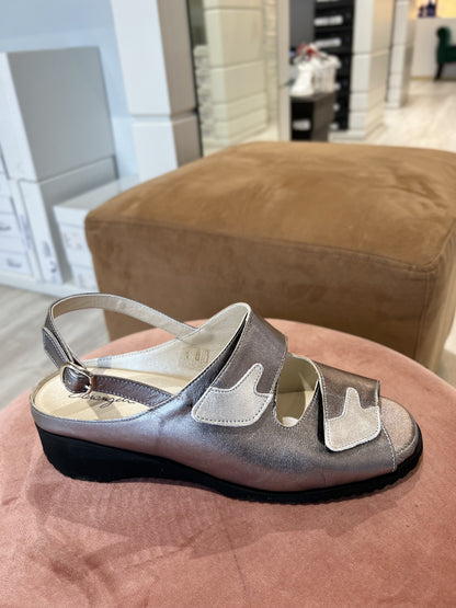 Sandalo comfort predisposto con strappo laminato acciaio