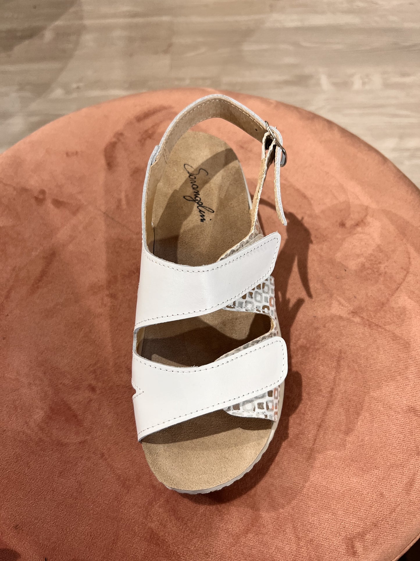 Sandalo comfort predisposto con strappo bianco