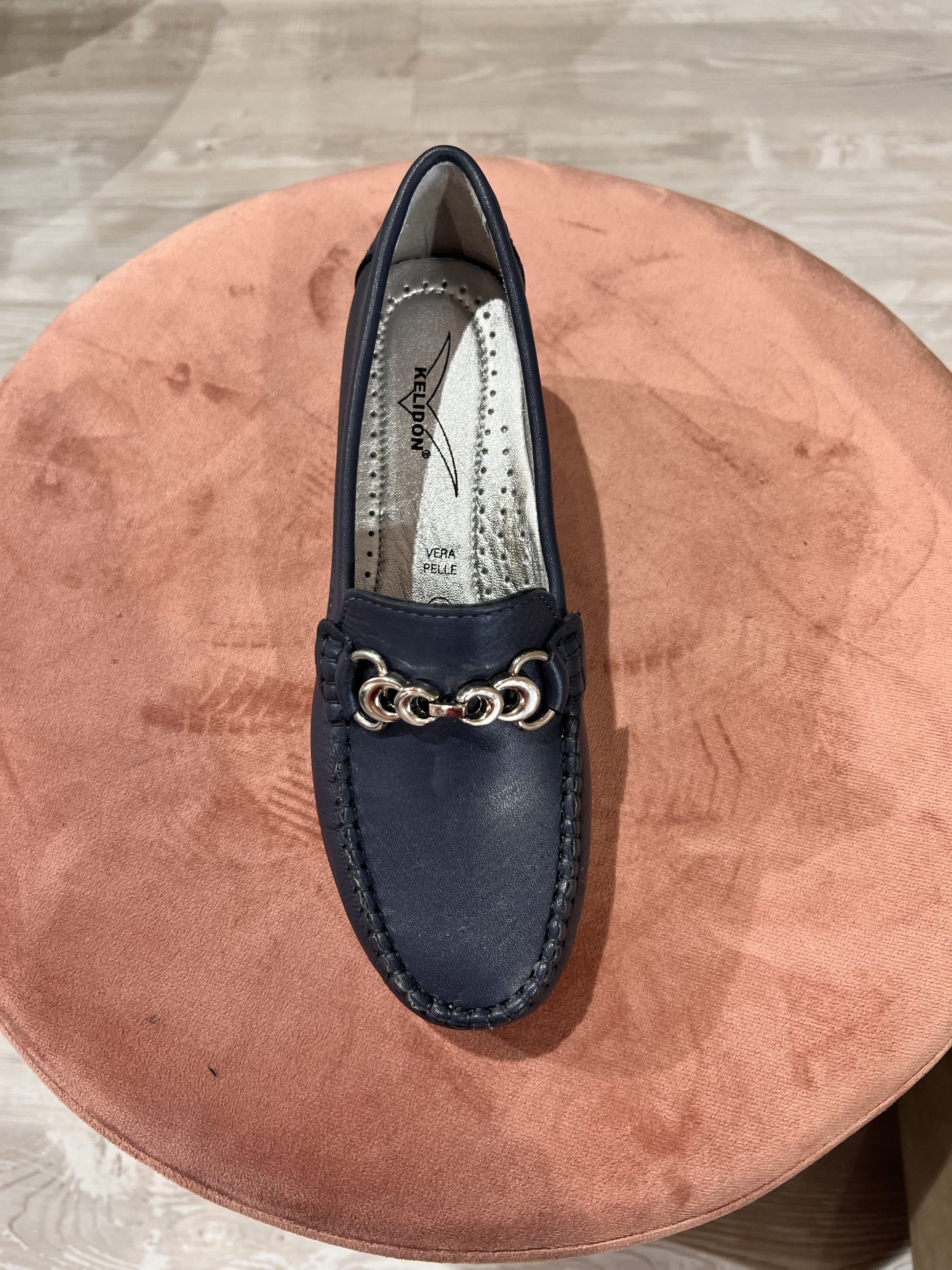 Mocassino in nappa blu navy e zeppa accessorio morsetto acciaio