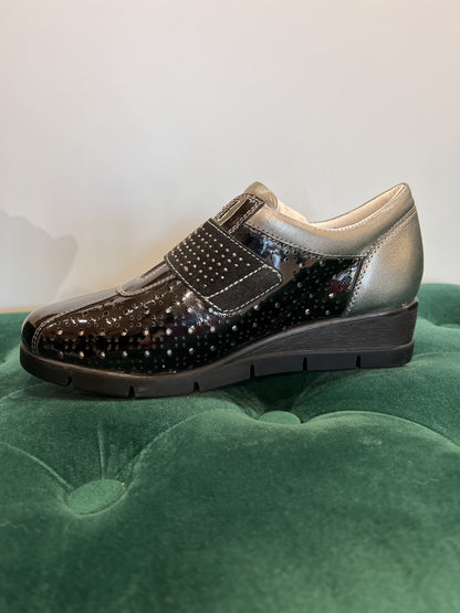 Scarpa con strappo traforata in vernice nero
