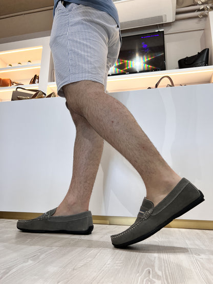Mocassino sportivo in suede grigio