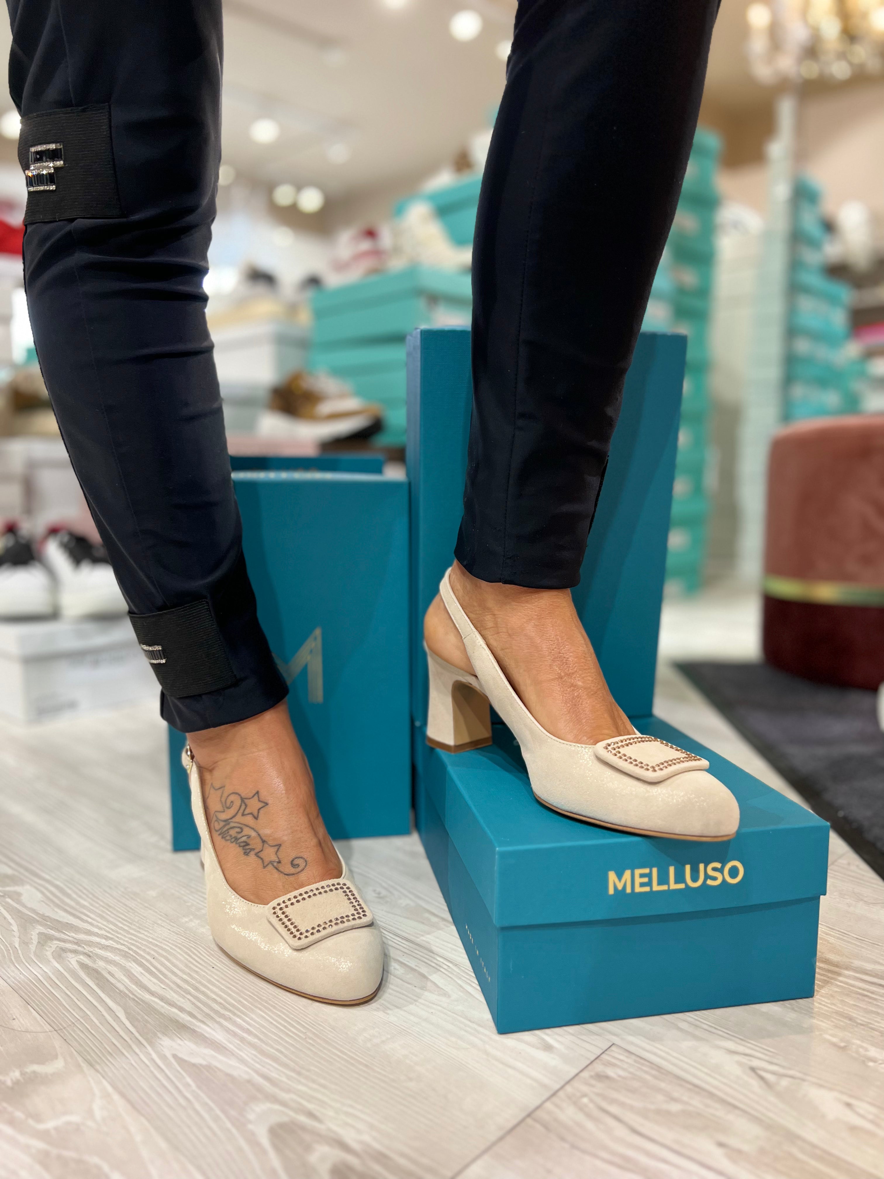 Slingback in camoscio champagne con accessorio Melluso X519