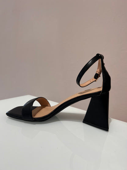 Sandalo con tacco geometrico in pelle nero - C2103AN