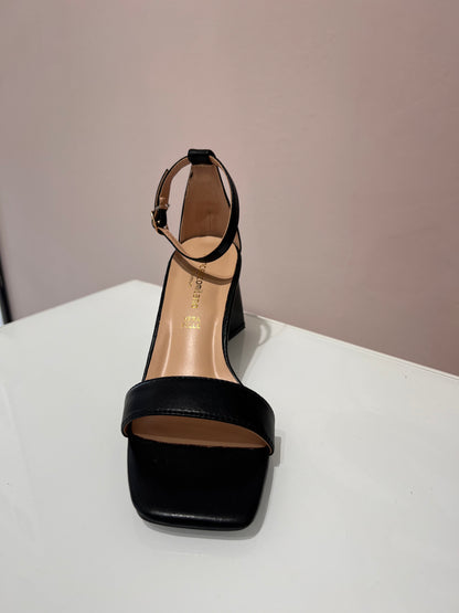 Sandalo con tacco geometrico in pelle nero - C2103AN