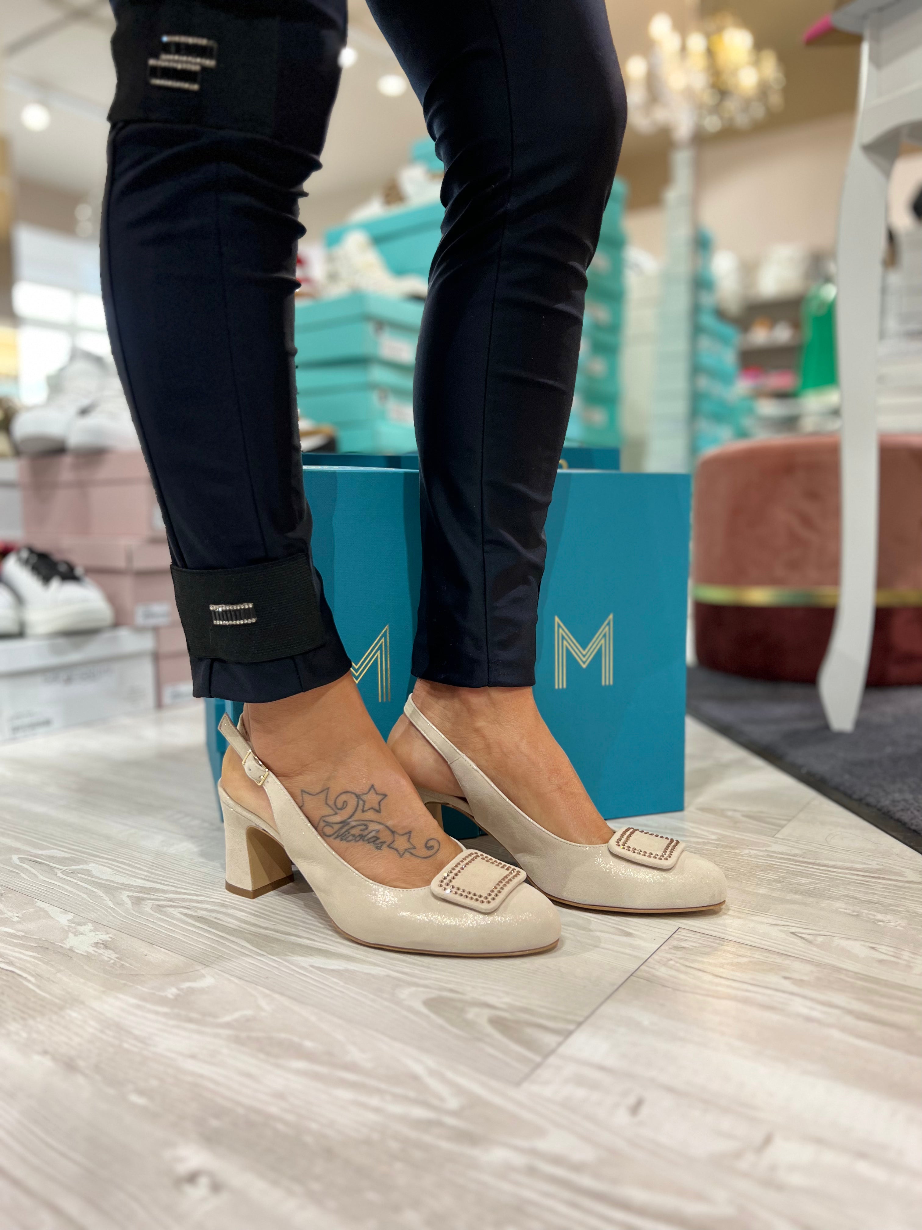 Slingback in camoscio champagne con accessorio Melluso X519